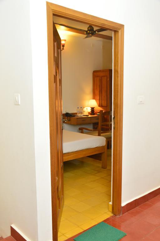 Cours Chabrol Hotel Pondicherry Bagian luar foto