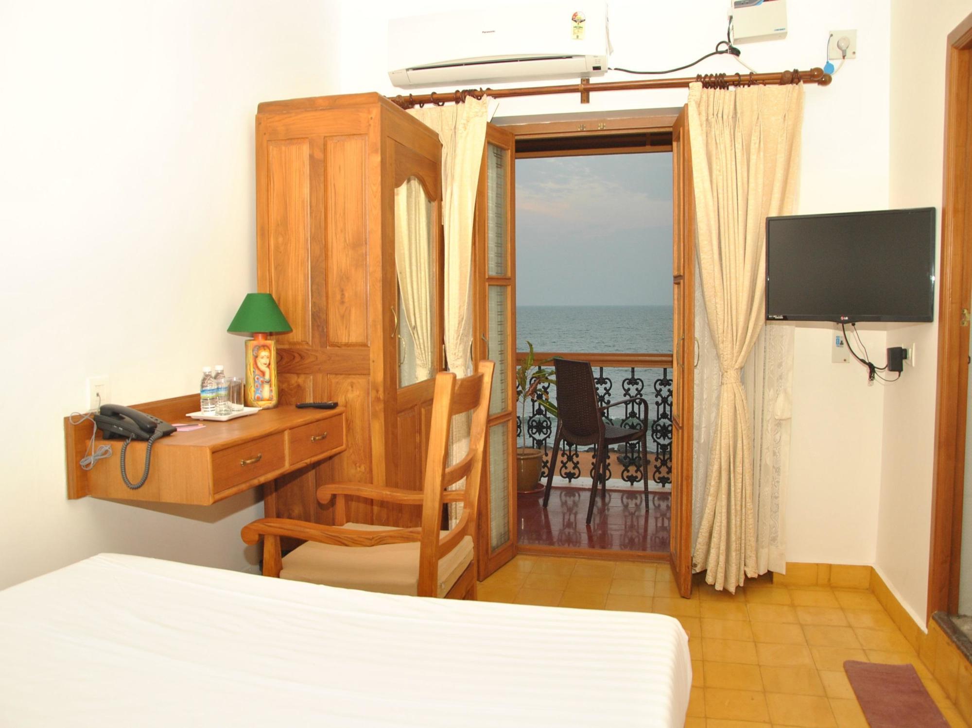 Cours Chabrol Hotel Pondicherry Bagian luar foto