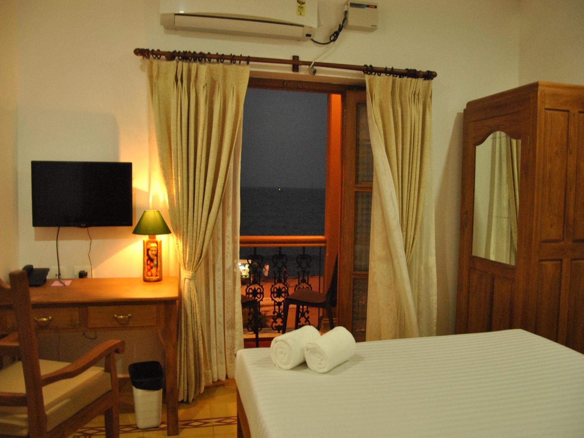 Cours Chabrol Hotel Pondicherry Bagian luar foto