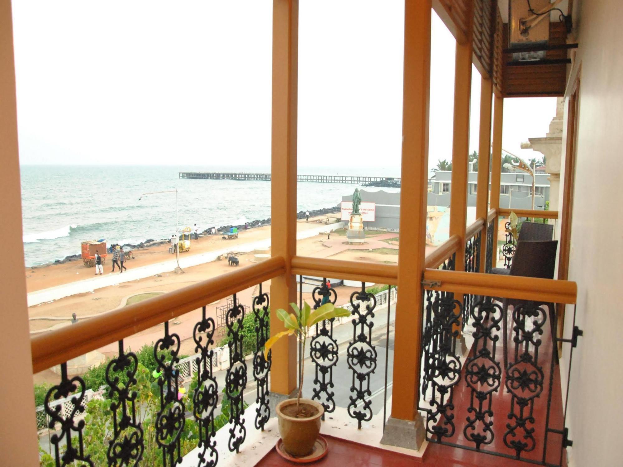 Cours Chabrol Hotel Pondicherry Bagian luar foto