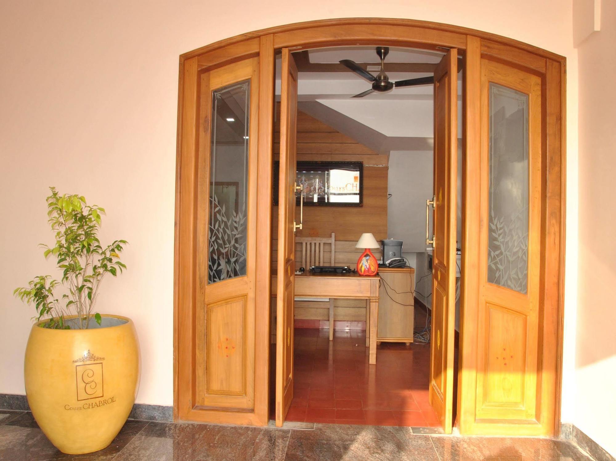 Cours Chabrol Hotel Pondicherry Bagian luar foto